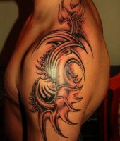 tribal tatuaż na ramieniu mężczyzny