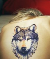 wilk tatuaż na plecach