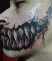 zęby wytatuowane na policzkach