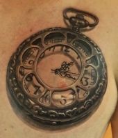 zegar tatuaż na klatce piersiowej