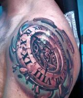 zegar tatuaż na ramieniu