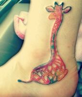 żyrafa tatuaż na stopie