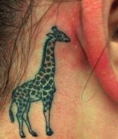żyrafa tatuaż za uchem