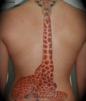 żyrafa tatuaż na plecach
