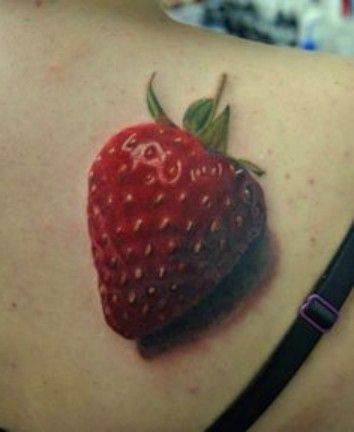 truskawka tatuaż na plecach