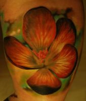 kwiatek tatuaż na udzie