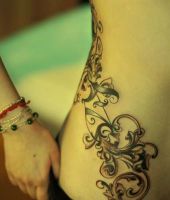 tatuaż na żebrach dla kobiety