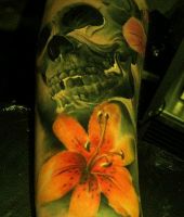 czaszka i lilia, tatuaż na ręce